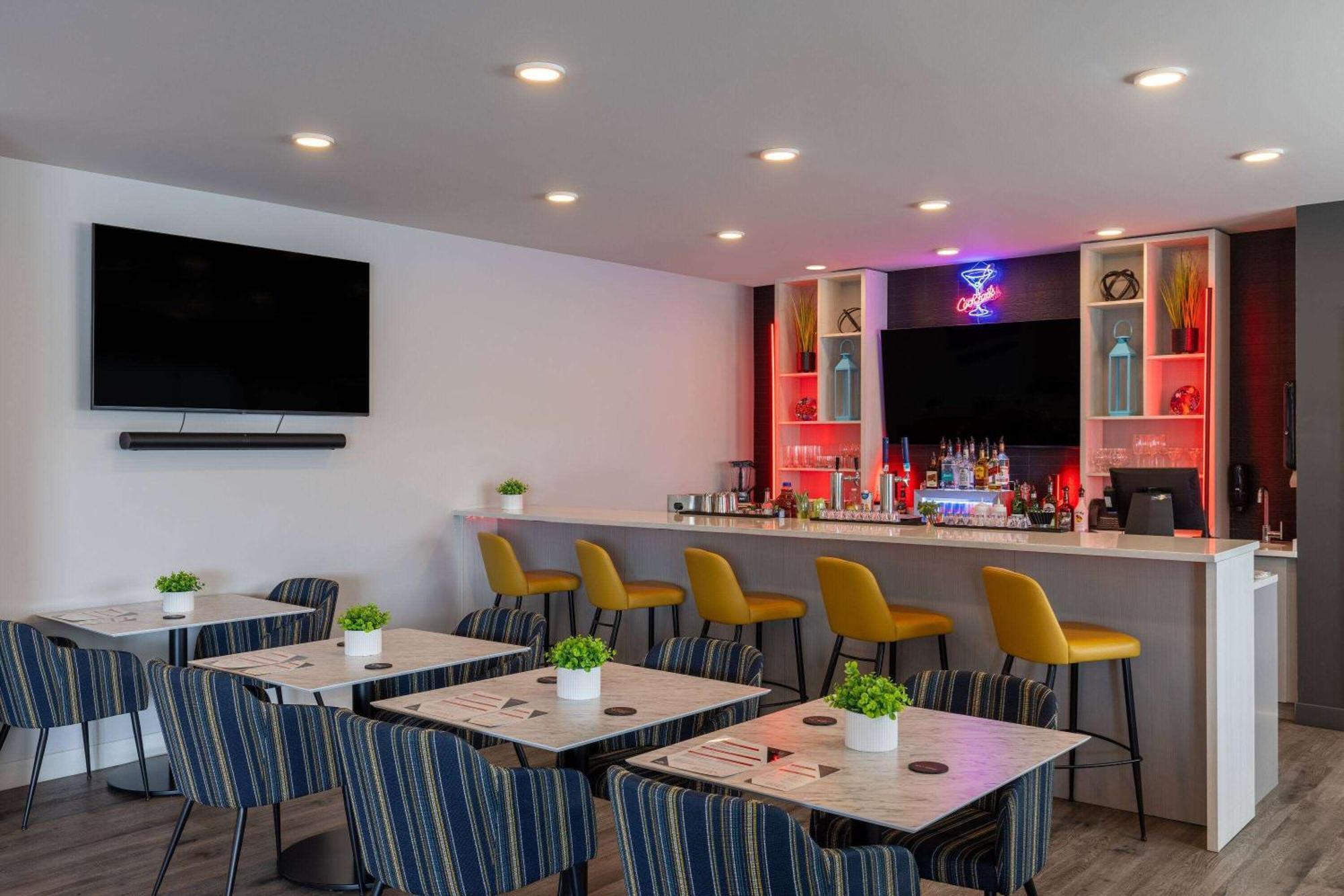 Microtel Inn & Suites Dorval Qc Zewnętrze zdjęcie