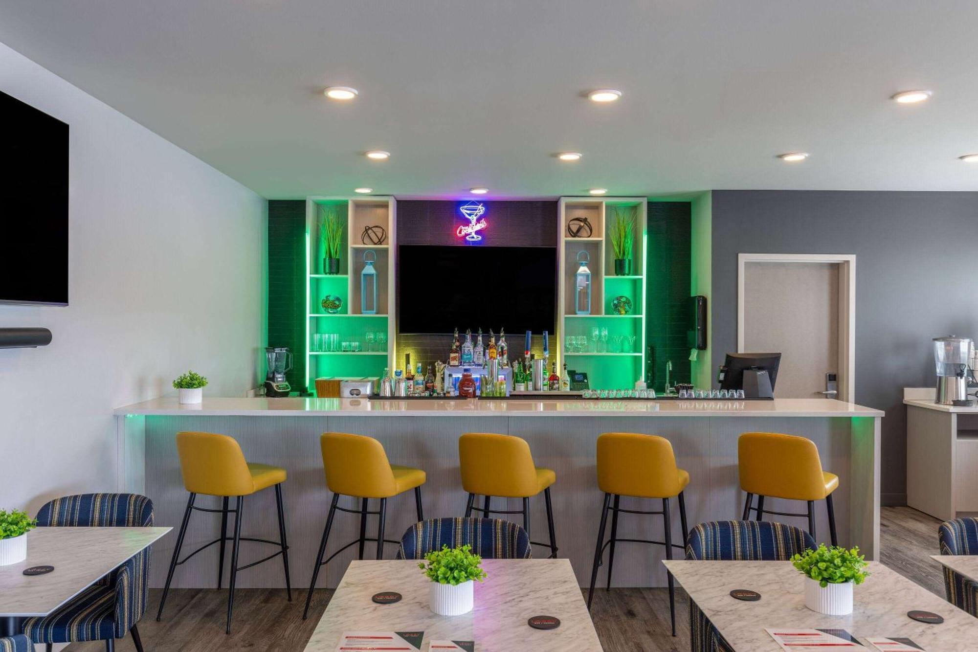 Microtel Inn & Suites Dorval Qc Zewnętrze zdjęcie